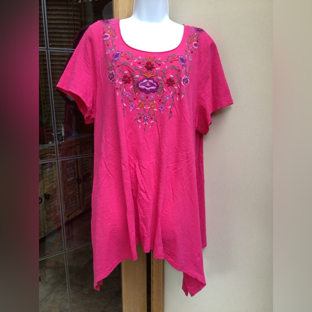 Terre Blue ladies embroidered top. EUC.